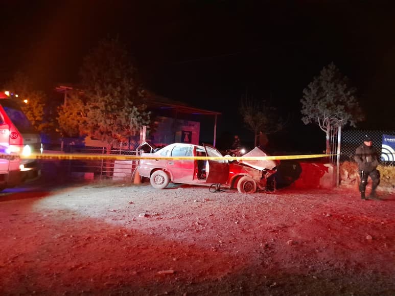 Joven pierde la vida y otro se encuentra en estado de gravedad tras fuerte impacto contra tráiler