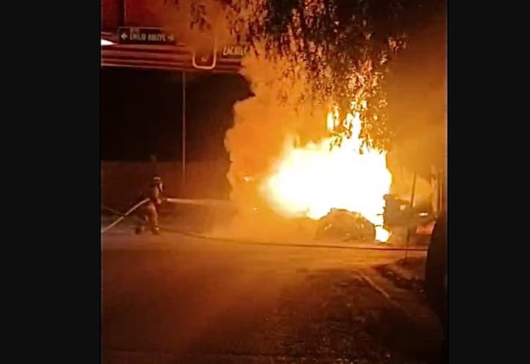 Ebrio conductor choca y provoca que su camioneta se incendiara
