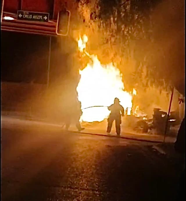 Conductor ebrio choca y provoca que su camioneta se incendiara