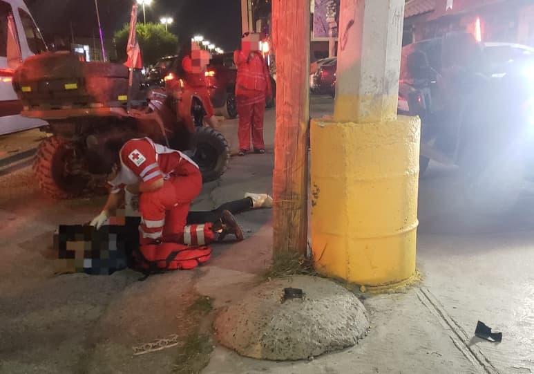 El conductor de una cuatrimoto resultó lesionado tras impactarse contra un poste de concreto y uno de madera. (EL SIGLO DE TORREÓN)