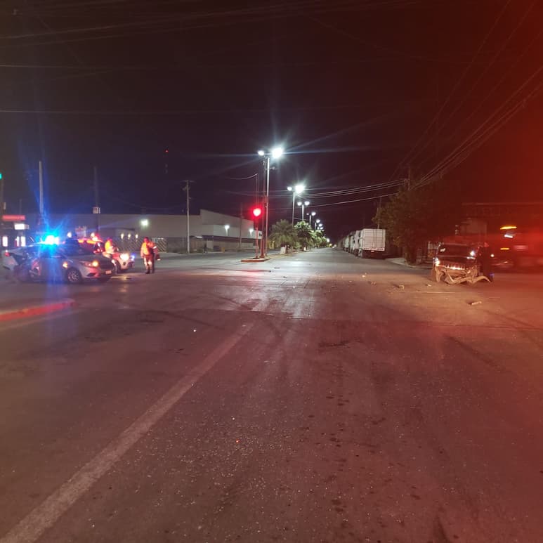 Camioneta sin placas protagoniza aparatoso choque contra auto particular en Gómez Palacio