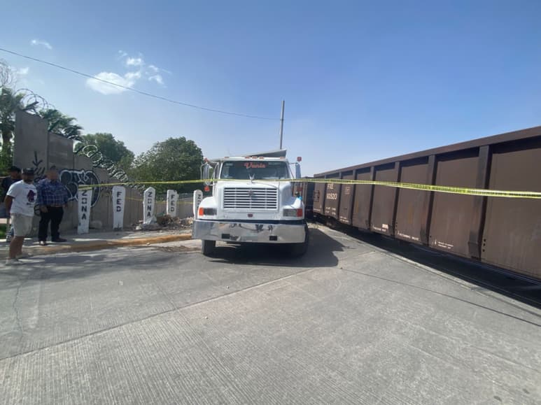 Un camión de carga tipo Torton fue impactado por el tren. (EL SIGLO DE TORREÓN)