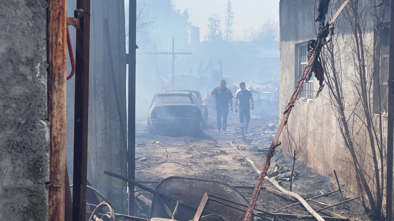 El incendio de un enorme traspatio provocó la destrucción de tres automóviles. (SERGIO A. RODRÍGUEZ)