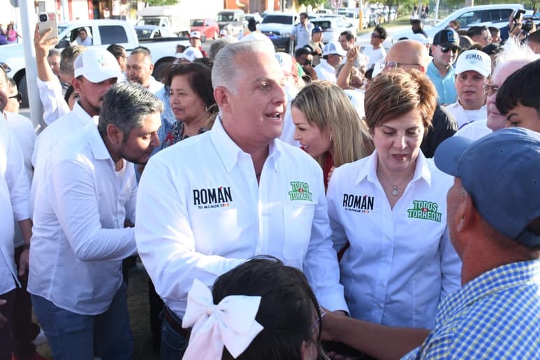 Con un mensaje contundente a la ciudadanía sobre la importancia de mantener la seguridad en Torreón y en Coahuila, Román Alberto Cepeda González arrancó su campaña ante cientos de personas en la Línea Verde, acompañado por candidatos y liderazgos del priismo y de la coalición PRI-PRD-UDC.