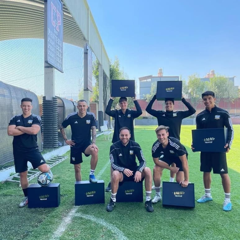 Esta alianza representa un enfoque innovador para llegar a nuevos consumidores, conectando con ellos a través de su pasión compartida por el fútbol.