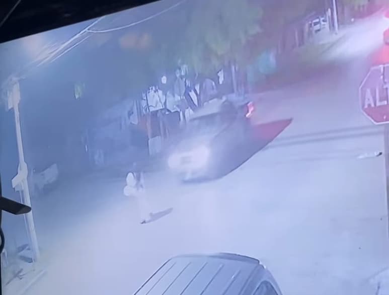 Camioneta Ford Explorer no se detiene pese a que la mujer cruzaba la calle. (RENÉ ARELLANO)