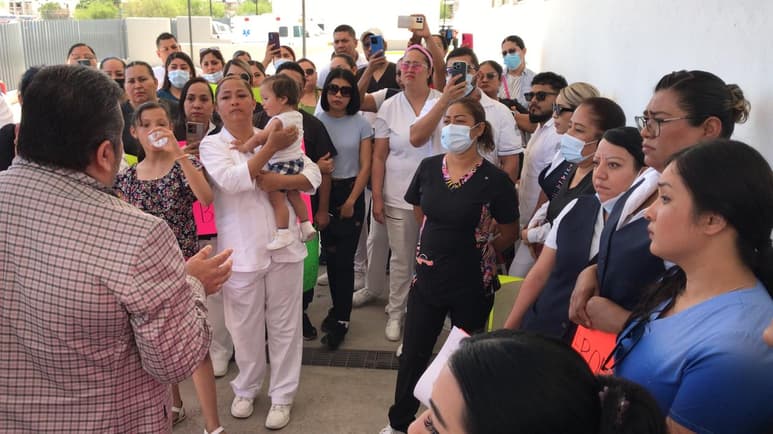 Manifestación de trabajadores eventuales en el Hospital General de Gómez Palacio.