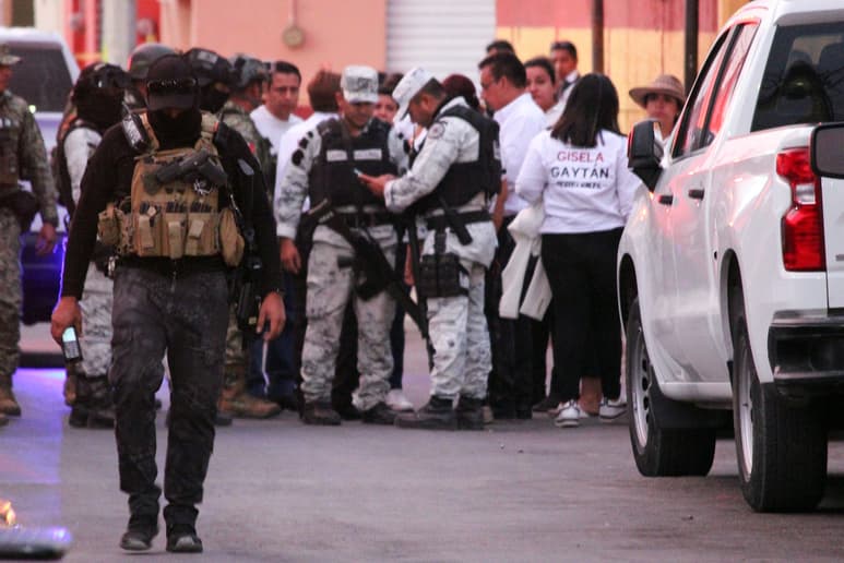Soldados del Ejercito Mexicano y agentes de la Guardia Nacional hacen presencia en el lugar donde fue asesinada la candidata a la alcaldía del municipio mexicano de Celaya, Bertha Gisela Gaytán Gutiérrez, este lunes en el municipio mexicano de Celaya. (ARCHIVO)