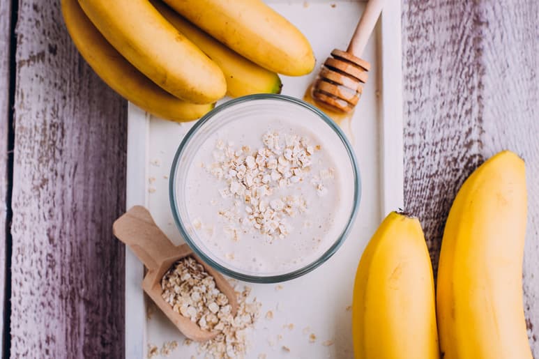 Se recomienda incluir en el licuado una fruta, avena y almendras.