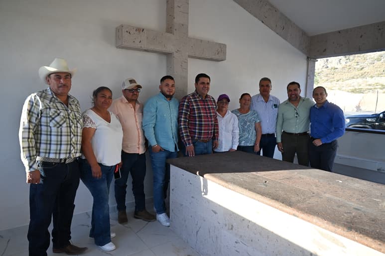 Supervisa alcalde de Lerdo, Homero Martínez, construcción en panteón del ejido Los Ángeles