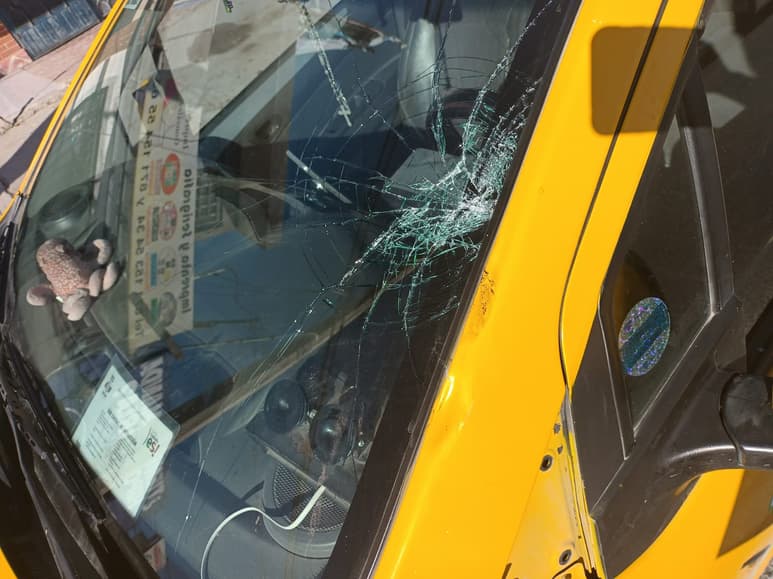 Ciclista termina con una pierna fracturada tras impactarse contra un taxi en Torreón