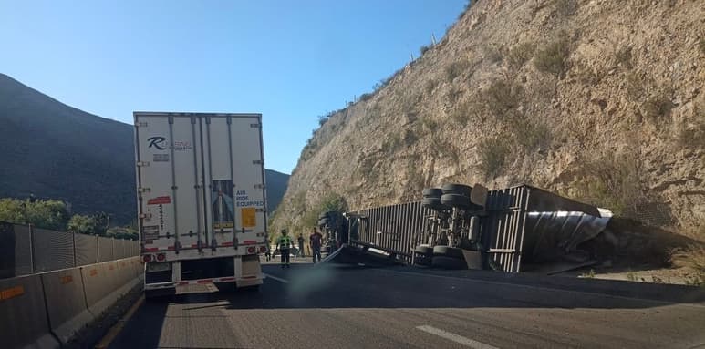Vuelca trailer en Los Chorros