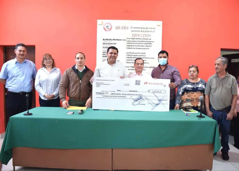Entrega Homero Martínez, alcalde de Lerdo, cuarto pago por terrenos para la ampliación del cementerio municipal de Lerdo.
