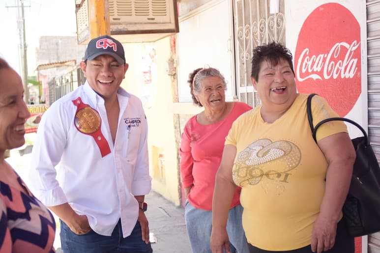 Mijares interactuó con vecinos y comerciantes sobre sus diferentes necesidades.