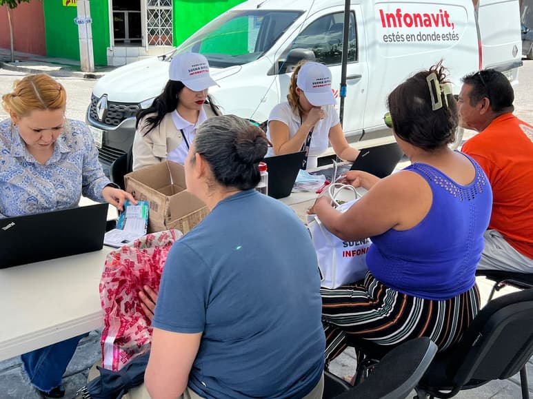 Brigadas del Infonavit en La Laguna. (FABIOLA P. CANEDO)