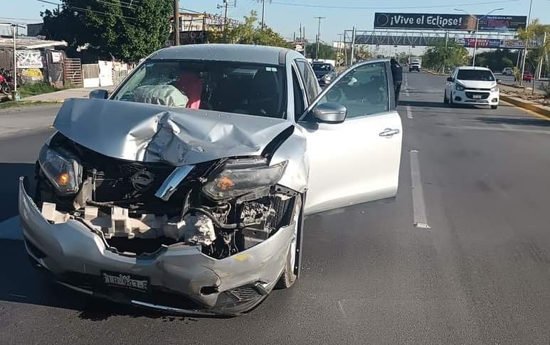 Daños materiales estimados en más de 40 mil pesos, fue el saldo que dejó un choque alcance registrado la mañana del jueves sobre bulevar Juan Pablo II, de Torreón.