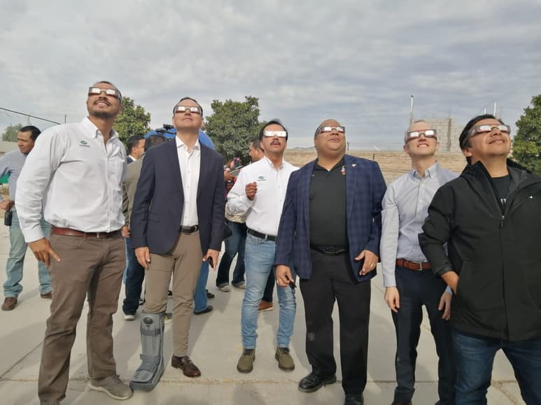 Acompañado por una comitiva de familiares y oficiales del Consulado de Estados Unidos en Monterrey, Roger C. Rigaud participó en las festividades en la región de La Laguna. (ANGÉLICA SANDOVAL)