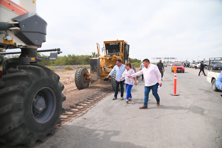 La alcaldesa, Leticia Herrera Ale, acompañada del director de Obras Públicas, Juan Salazar Reyes, y un grupo de directores municipales, realizó un recorrido para supervisar el inicio de los trabajos de pavimentación en tres diferentes puntos de la ciudad de Gómez Palacio.