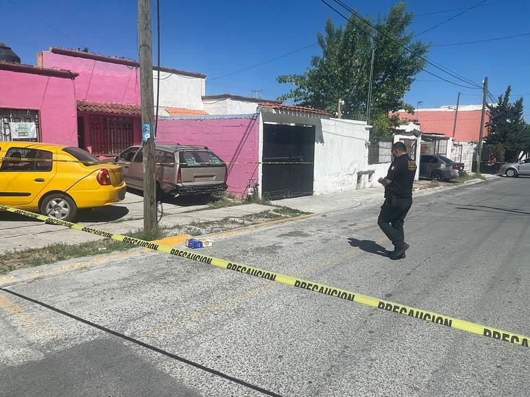 Agentes de Investigación Criminal encontraron al interior del domicilio ubicado en la calle Pinos del fraccionamiento Lomas del Bosque. (EL SIGLO DE TORREÓN)