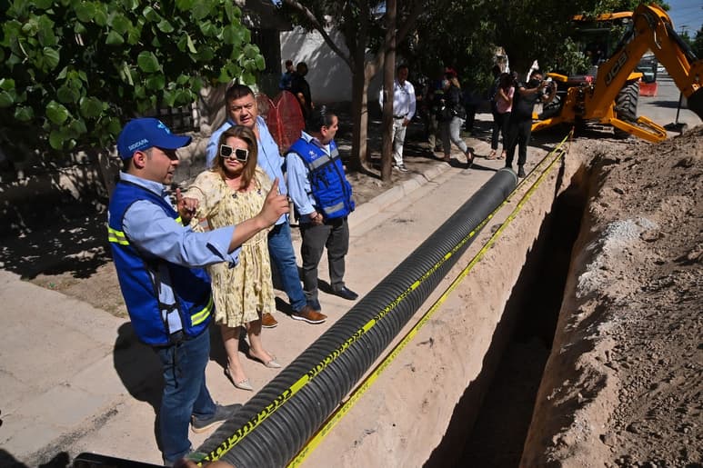 Leticia Herrera Ale supervisa trabajos de instalación de colector en la colonia Fovissste en Gómez Palacio