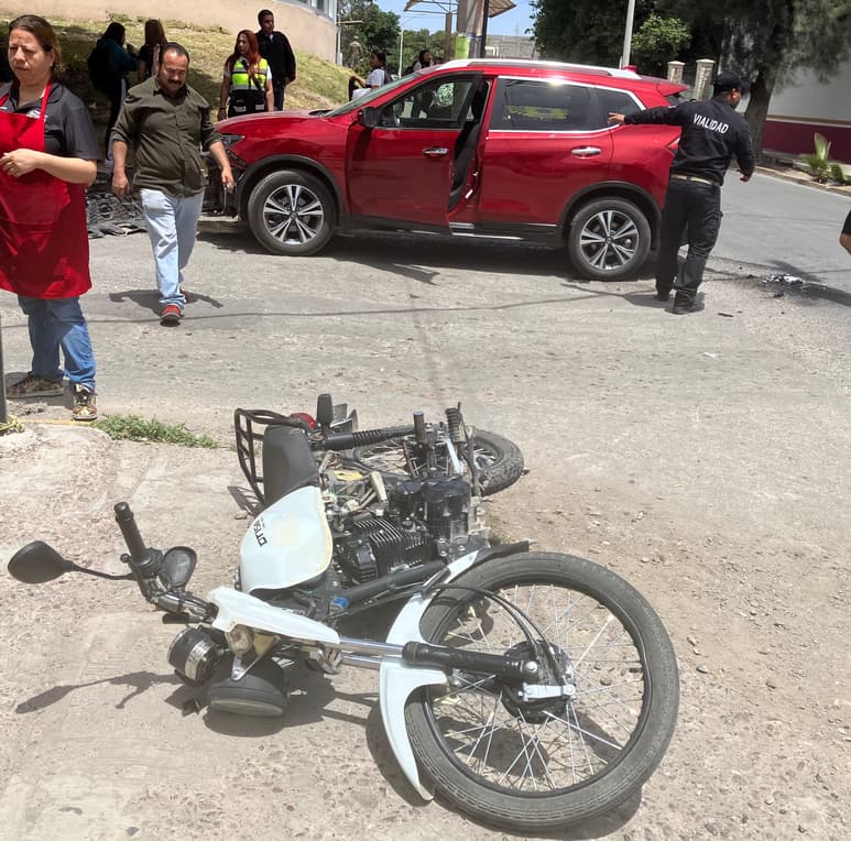 Motocicleta Italika, linea PT-150, arrollada por Nissan X Trail.