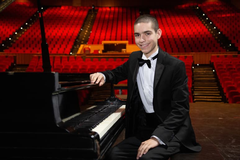 Luego subir durante su joven carrera a los escenarios más importantes del país y del extranjero, el pianista lagunero Sergio Vargas Escoruela (Torreón, 2005), tiene listo ya su primer álbum de estudio, donde realiza un homenaje a dos grandes compositores: Domenico Scarlatti y Franz Liszt.