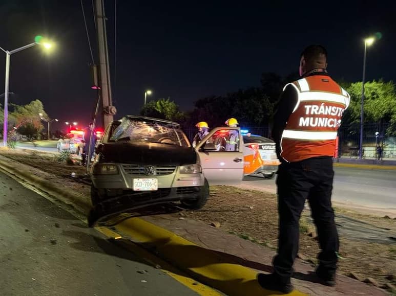 De madrugada, joven destroza su auto al impactarse contra poste de concreto