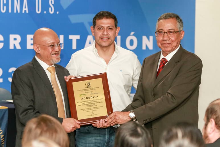 La ceremonia de entrega de la placa contó con la presencia del Dr. Jesús Hernández Tinoco, presidente del COMAEM, y el Rector de la UAdeC, Octavio Pimentel Martínez. (PENÉLOPE CUETO)
