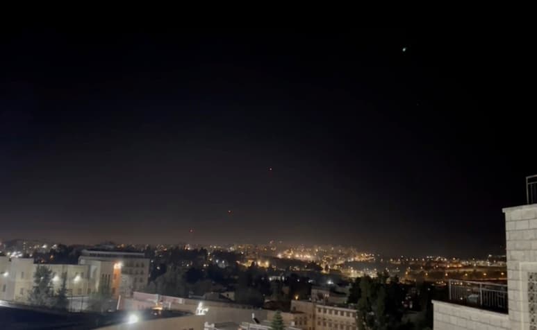 Un sistema de defensa aéreo israelí es activado la madrugada del domingo 14 de abril de 2024. (EFE)