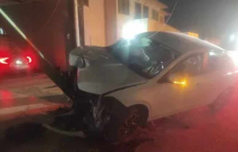 Choca de madrugada contra luminaria y abandona el auto en colonia Las Torres