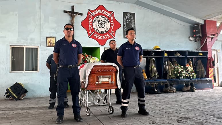 Bombero muere tras horas de agonía; sus compañeros le rinden honores
