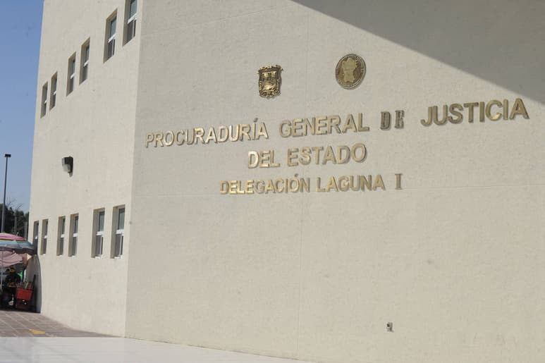 Se impactan tres autos en el Periférico de Torreón; dos huyeron
