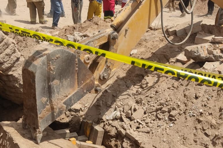 En su primer día de trabajo un hombre murió sepultado por los escombros de una barda que se cayó.