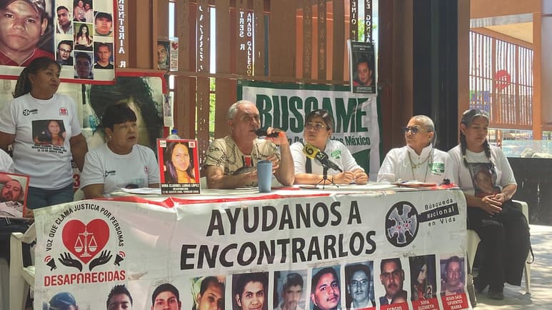 Colectivos se reunieron ayer en el memorial de las víctimas en la Alameda Zaragoza de Torreón. (EL SIGLO DE TORREÓN)