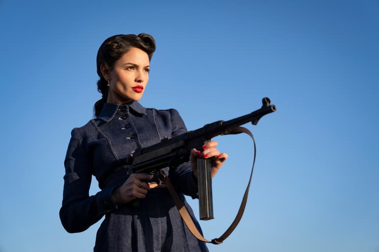 Esta imagen difundida por Lionsgate, Eiza González en una escena de la película 'The Ministry of Ungentlemanly Warfare”. (Daniel Smith/Lionsgate via AP)