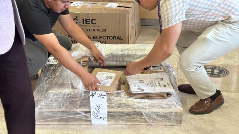 Entrega al Instituto Nacional Electoral (INE) de 26 plantillas Braille, 210 boletas y sobres destinados al voto anticipado para la elección de alcaldes. (PENÉLOPE CUETO)