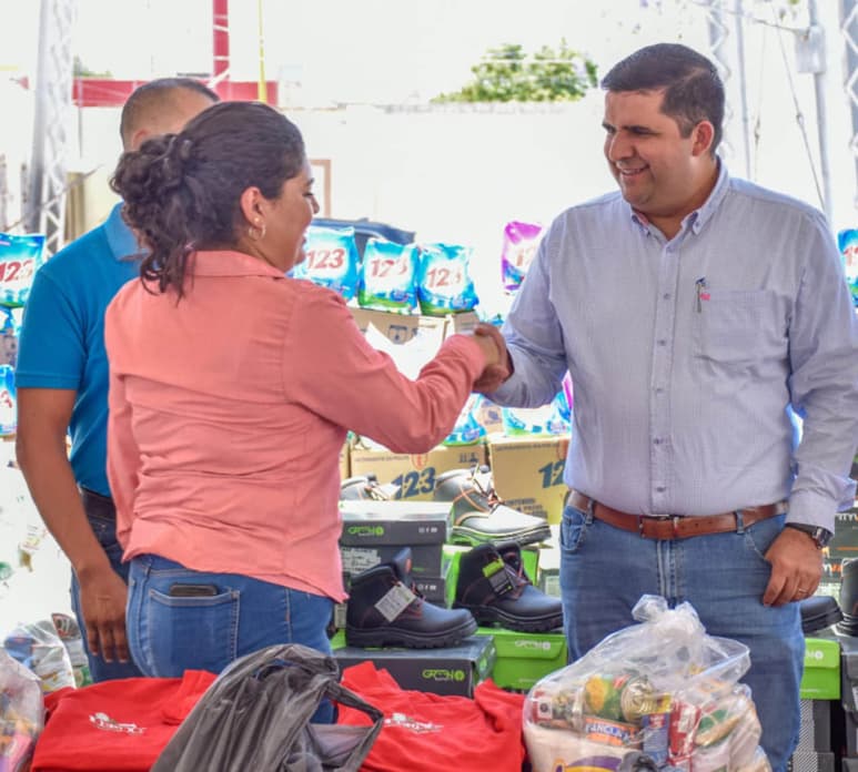 El alcalde entregó uniformes a los trabajadores.