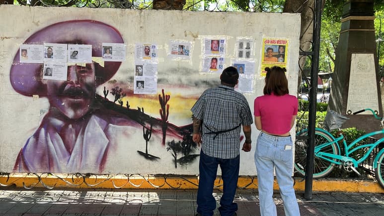 Por el lado de Durango, un grupo de buscadores inició con la pega de volantes en la Plaza de Armas de Lerdo.