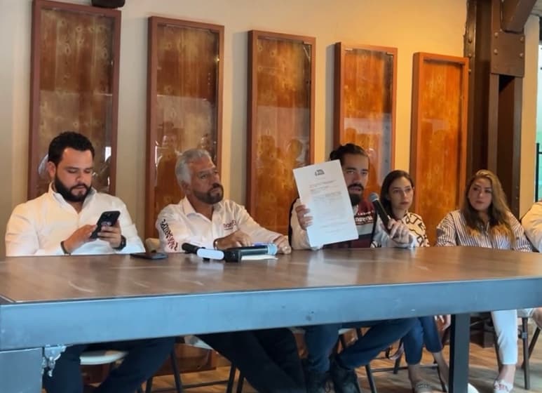 Esté sábado se dio a conocer que al candidato de Morena-PT a la alcaldía de Ramos Arizpe se le entregó un citatorio para que acuda a declarar tras la denuncia por amenazas que interpuso el dirigente local del PVEM, Alejandro Martínez.