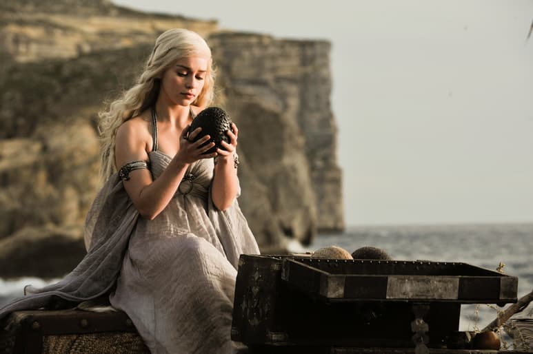 Actriz Emilia Clarke como Daenerys Targaryen en la serie Game of Thrones. (ARCHIVO)