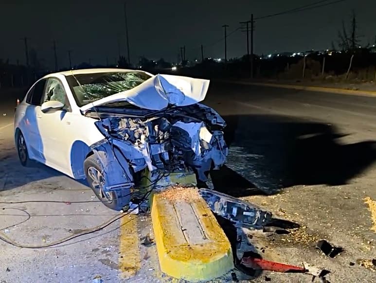'Cerrón' provocaría que auto se estrellara contra luminaria
