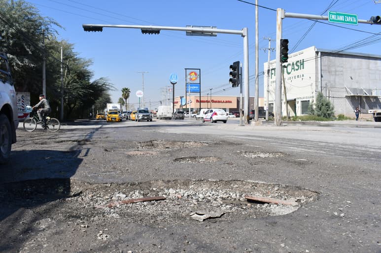 Los baches en calles y avenidas son el principal problema que reporta la población en las ciudades.