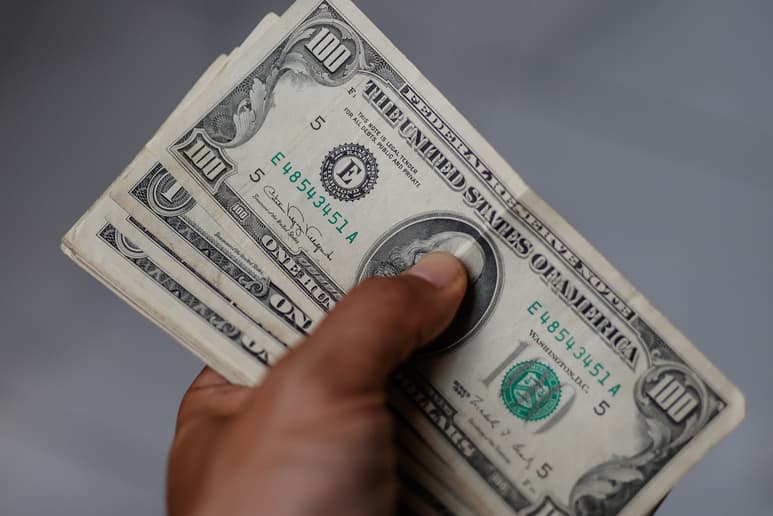 Dólar abre en 17.11 pesos al mayoreo