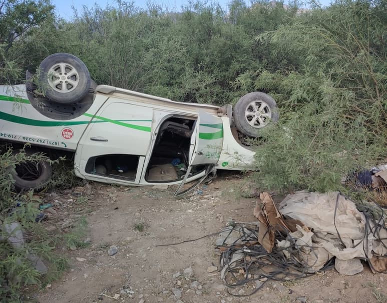 Pick up de marca Toyota línea Hilux color blanco con verde accidentada. (EL SIGLO DE TORREÓN)