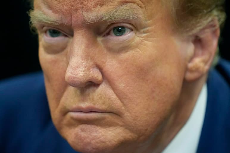 Multan a Trump con 9 mil dólares por desacato