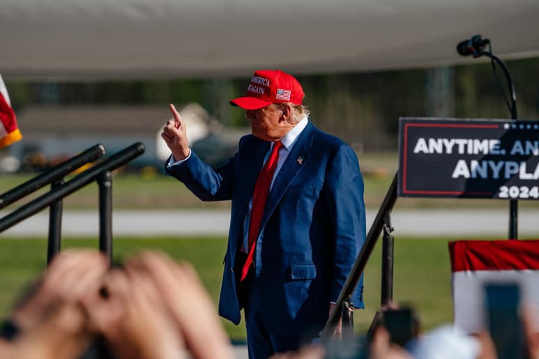 Donald Trump hace campaña en su día libre de juicio para arrebatar Wisconsin y Míchingan a Biden