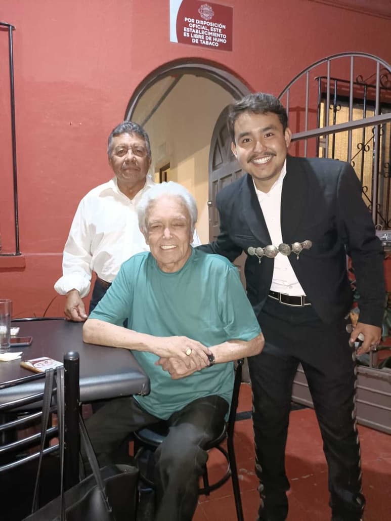 Carlos Martínez deleitó con su voz a Alberto Vázquez en plena celebración (CORTESÍA)