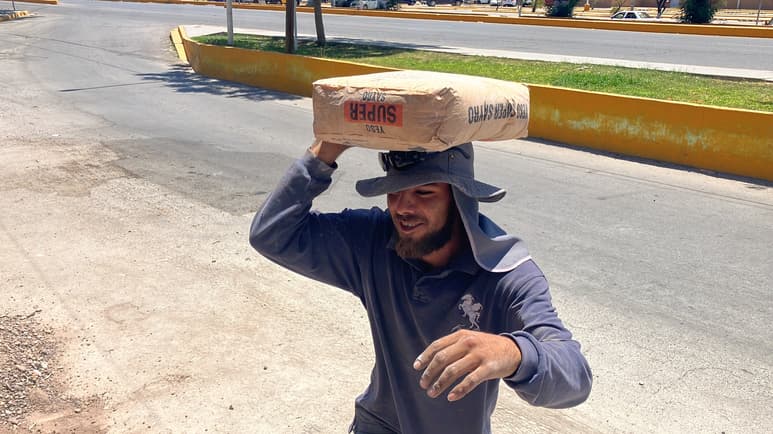 Día de la Santa Cruz: Ricardo, el albañil que carga más de 50 kilos sobre su cabeza
