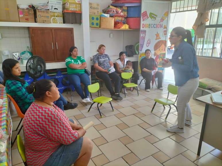 Instituto de Personas con Discapacidad dan plática a padres de familia para el desarrollo del menor