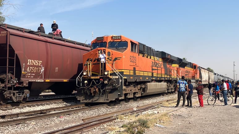 Migrantes viajan en trenes de carga. (ARCHIVO)